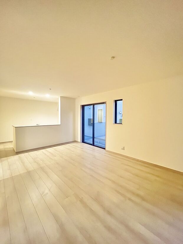 家族団欒のリビング。陽光差し込む食卓には家族の会話とスマイルが溢れます。いつまでもここで食卓を囲みたくなる、そう感じさせてくれるスペース。 