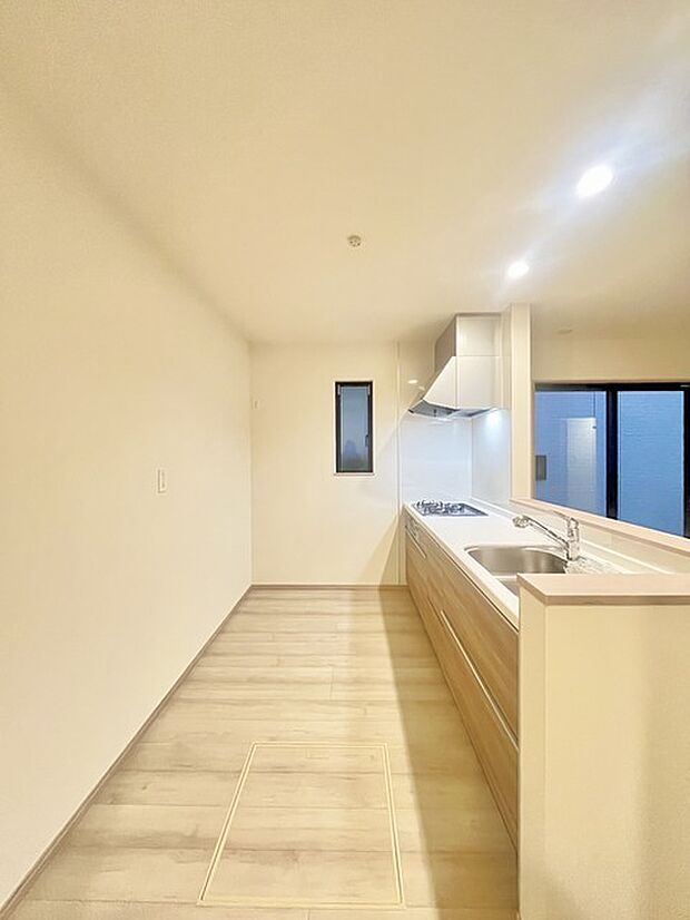 リビングにいる家族の顔が見渡せるカウンターキッチン。お料理もより一層おいしく、楽しく。食器棚を背面に設置しても十分な広さを確保しています。