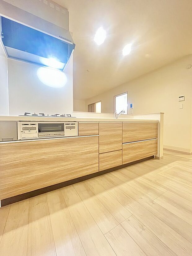 温かな木調が、空間に心地よい広がりをもたらします