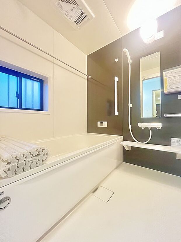 落ち着いた色味の浴室で1日の疲れをゆっくりと癒してください。 