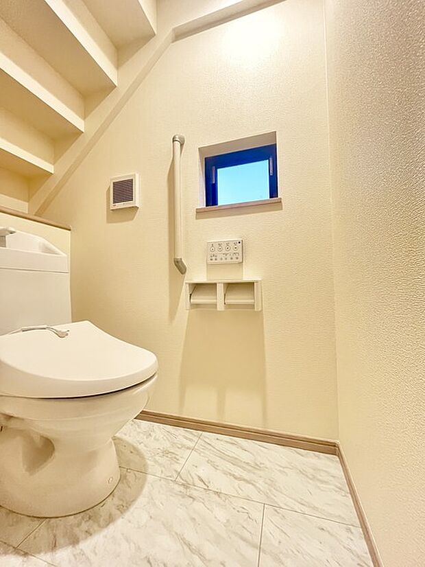 ウォシュレット機能付きのトイレ。換気のしやすい窓付きで、収納もあり実用性も兼ね備えた造り。 