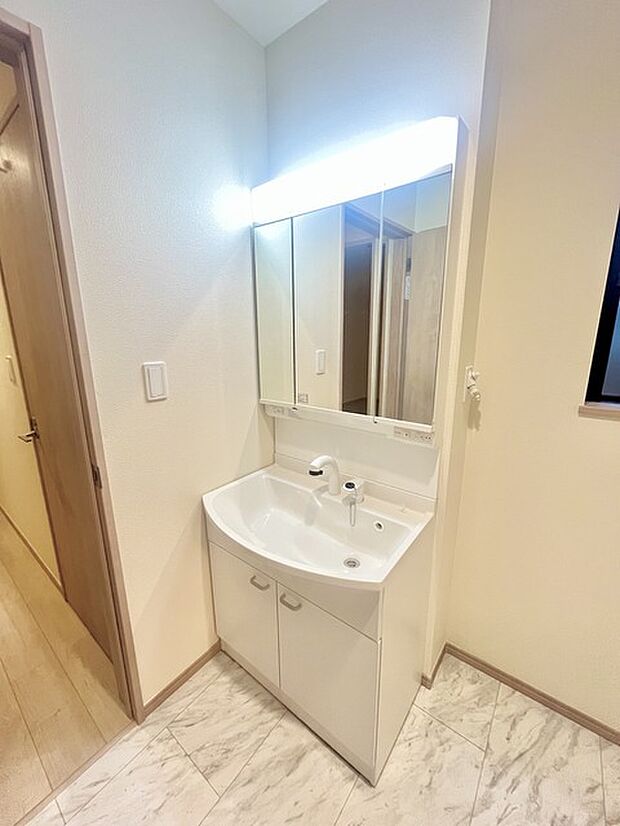 お出かけ前の身だしなみに一歩差がつく三面鏡。ミラー裏にはたっぷり収納もございます。 