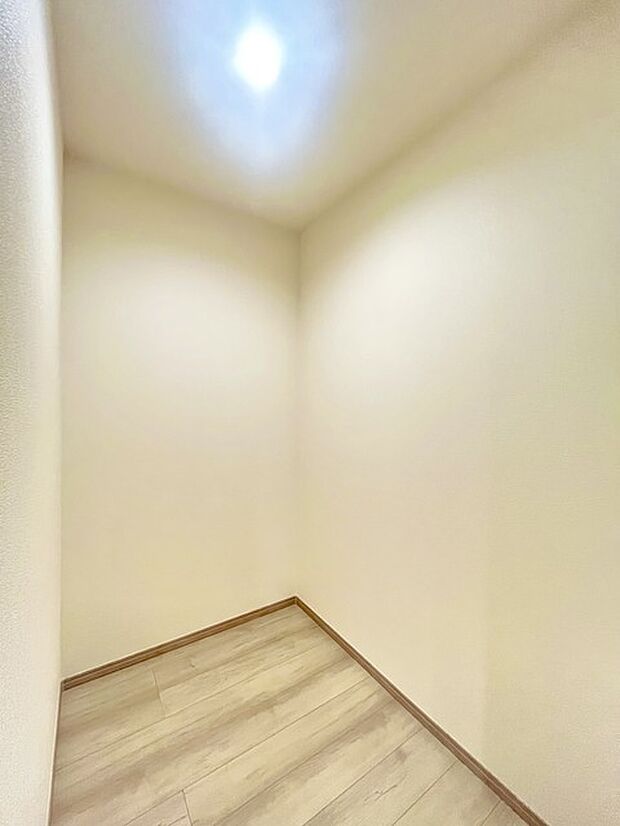 大容量のパントリーがございますので、非常食や食品のストックも沢山置けます。 