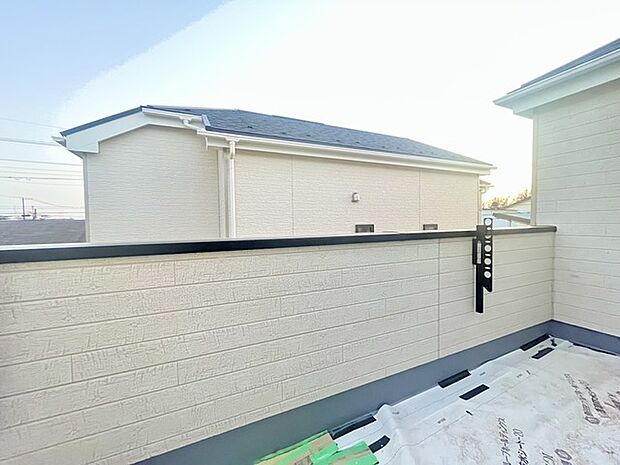 南側のお部屋から出入りできる、奥行きのあるワイドバルコニー。心地よい陽射しと暖かな風を楽しむことが出来ます。 