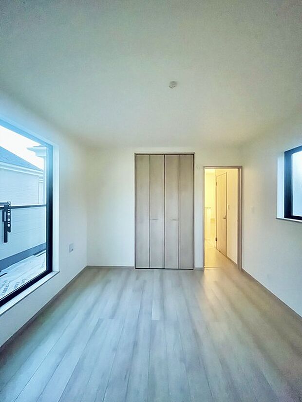 今からここを誰のお部屋にしようか、そんな洋室。大きさは7帖です。