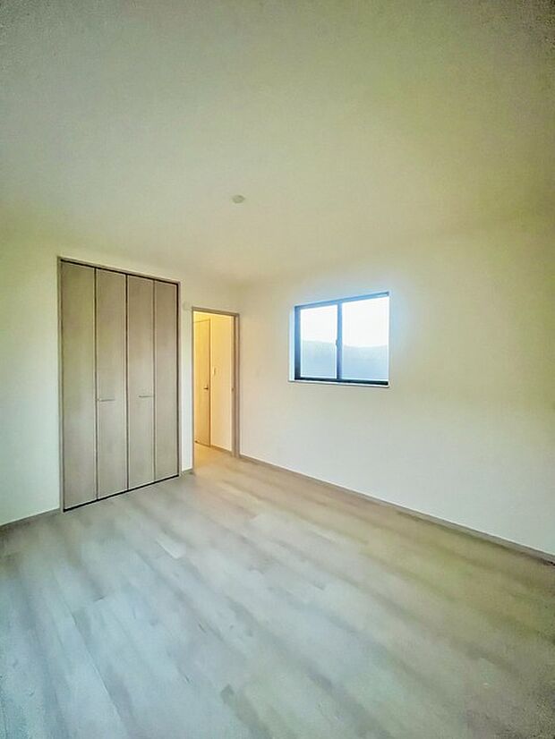 どんな家具にでも相性が良い清潔感ある白色調のクロスを採用。主張しすぎない配色、耐久性にも優れた床材は日々のメンテナンスも楽に、快適に過ごして頂けるよう考えられています。