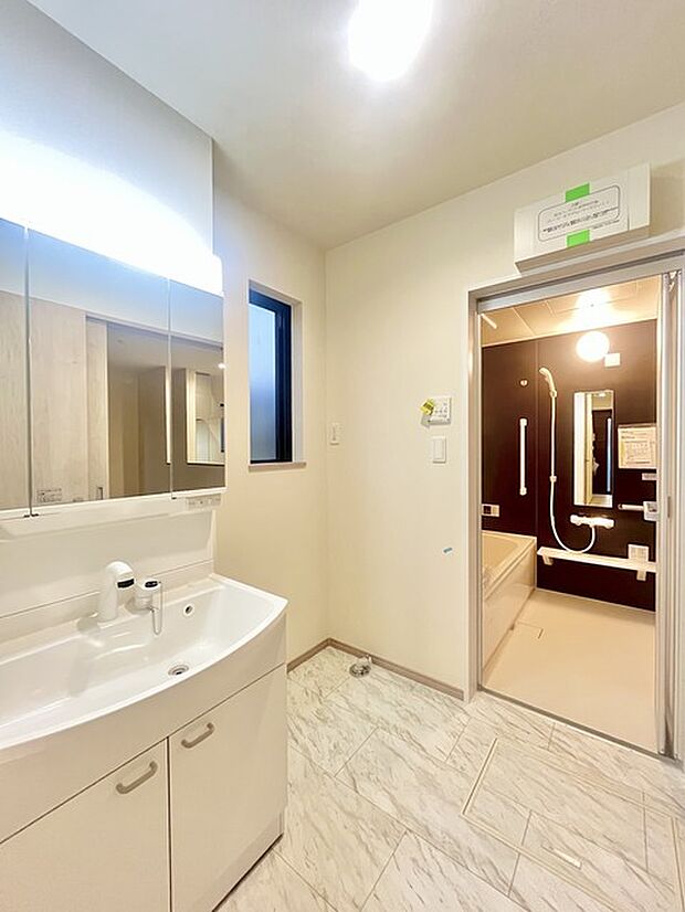 ゆとりの洗面スペースで朝の身支度もスムーズに行えます。 