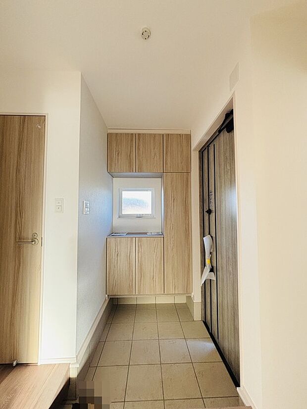 明るく開放的な玄関、靴の脱ぎ履きもしやすく、収納も豊富でご家族皆様の靴をスッキリ収納できます。 