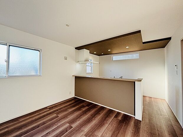 家族団欒のリビング。陽光差し込む食卓には家族の会話とスマイルが溢れます。いつまでもここで食卓を囲みたくなる、そう感じさせてくれるスペース。