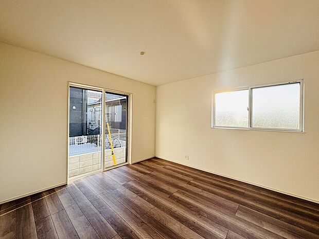 どんな家具にでも相性が良い清潔感ある白色調のクロスを採用。主張しすぎない配色、耐久性にも優れた床材は日々のメンテナンスも楽に、快適に過ごして頂けるよう考えられています。 