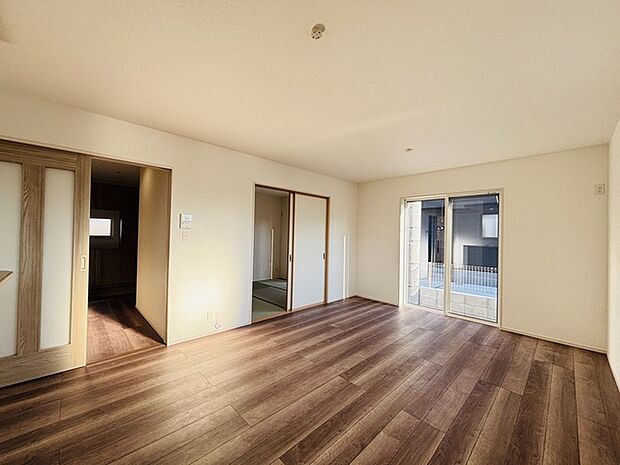 大きな開口部から明るい光が差し込むリビング。日中の室内の明るさがこの部屋の魅力です。