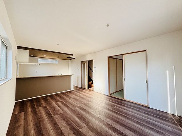 家族の集うリビングには色々な方向から光が差し込む設計に。家族のコミュニケーションが弾むスポットだから明るい雰囲気であってほしい。 