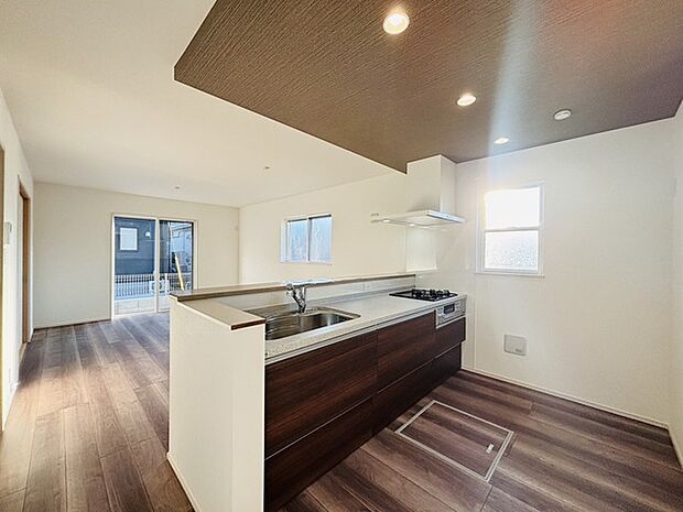 家族が一番集まる場所だから広々としつつも素敵な空間であって欲しい。皆がくつろぐリビングからキッチンまでが一つに繋がる空間。 