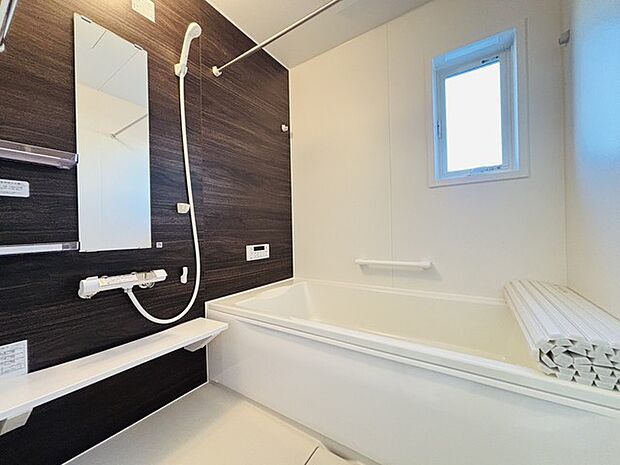 落ち着いた色味の浴室で1日の疲れをゆっくりと癒してください。 