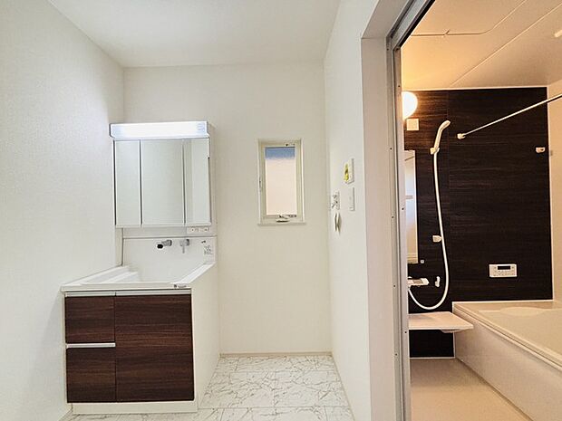 ゆとりの洗面スペースで朝の身支度もスムーズに行えます。