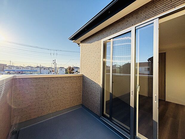 広めのバルコニーは風通しも良くお洗濯物もしっかりと干すことができます！ 