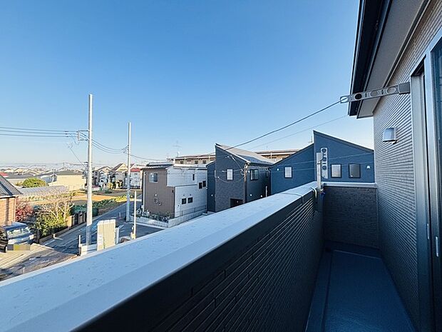 陽ざしが差込む明るいバルコニー。奥行きのあるバルコニーはお洗濯時に助かります。