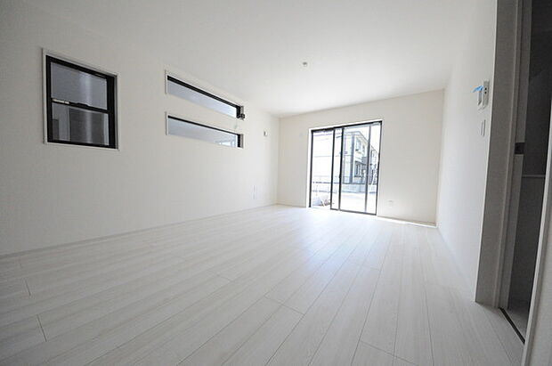 家族や友人、両親、親戚とこれから沢山の時間を紡ぐのだろう。そこを彩るのは窓から見える青い空、心地よい緑。そんなイメージが膨らむリビングスペース。