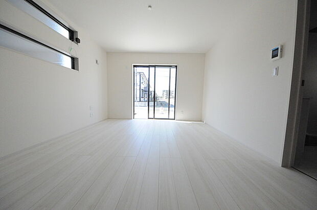 家族団欒のリビング。陽光差し込む食卓には家族の会話とスマイルが溢れます。いつまでもここで食卓を囲みたくなる、そう感じさせてくれるスペース。