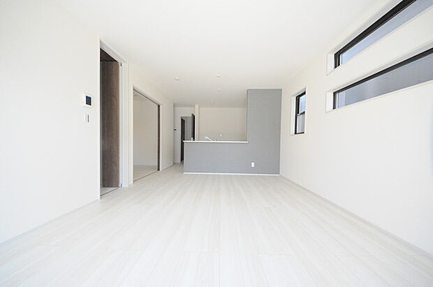 家族の集うリビングには色々な方向から光が差し込む設計に。家族のコミュニケーションが弾むスポットだから明るい雰囲気であってほしい。