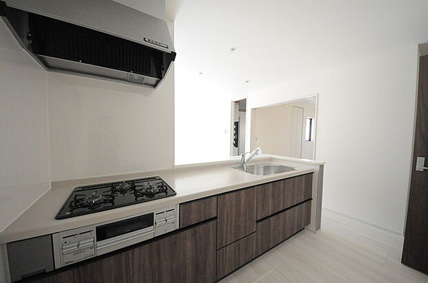 家族団欒のリビング。陽光差し込む食卓には家族の会話とスマイルが溢れます。いつまでもここで食卓を囲みたくなる、そう感じさせてくれるスペース。