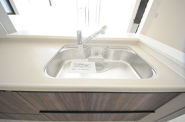 人工大理石を使用したシステムキッチン。永く傷つきにくく、お手入れもしやすい高機能性です。