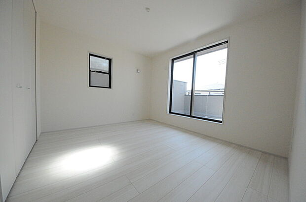 2面採光を確保した明るい室内は、爽やかな風を感じる居心地の良い空間です。