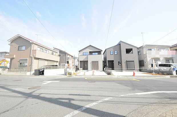 9m幅員の道路に面しておりお車の運転が苦手な方でも安心して出入りいただけます。