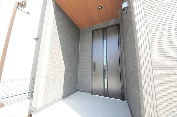 気持ちよくご家族やゲストを送迎できるスタイリッシュでスッキリとした玄関です。