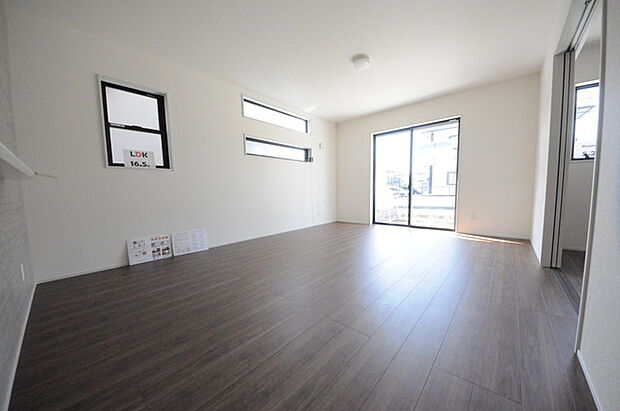 家族や友人、両親、親戚とこれから沢山の時間を紡ぐのだろう。そこを彩るのは窓から見える青い空、心地よい緑。そんなイメージが膨らむリビングスペース。