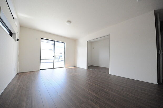 家族が一番集まる場所だから広々としつつも素敵な空間であって欲しい。皆がくつろぐリビングからキッチンまでが一つに繋がる空間。