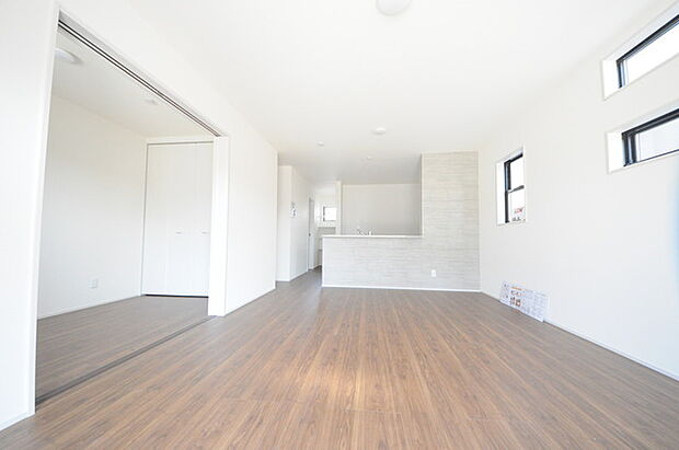 どんな家具にでも相性が良い清潔感ある白色調のクロスを採用。主張しすぎない配色、耐久性にも優れた床材は日々のメンテナンスも楽に、快適に過ごして頂けるよう考えられています。