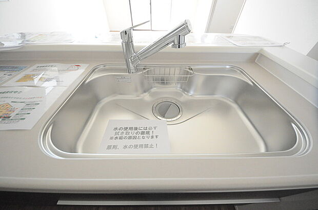 人工大理石を使用したシステムキッチン。永く傷つきにくく、お手入れもしやすい高機能性です。