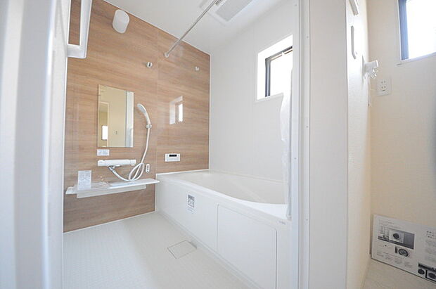 一緒にお風呂に入っている子供達の声がリビングまで聞こえてきそうな広々とした1坪バス