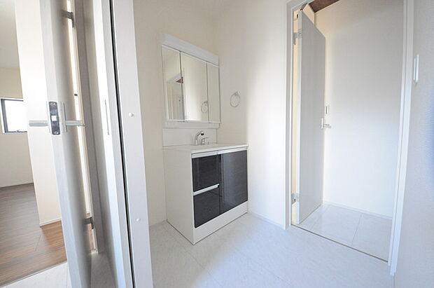 お出かけ前の身だしなみに一歩差がつく三面鏡。ミラー裏にはたっぷり収納もございます。