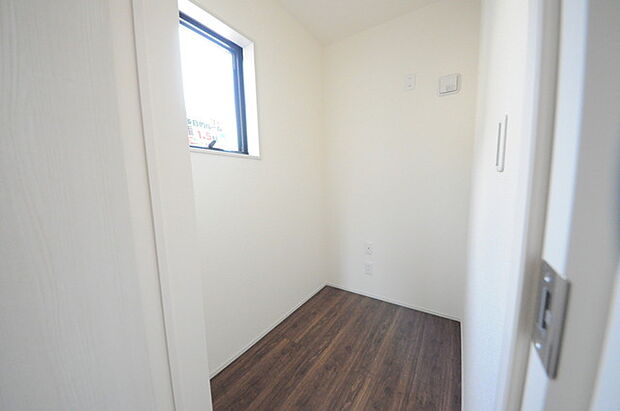 広々収納で、仕事着、普段着をまとめて収納できます。