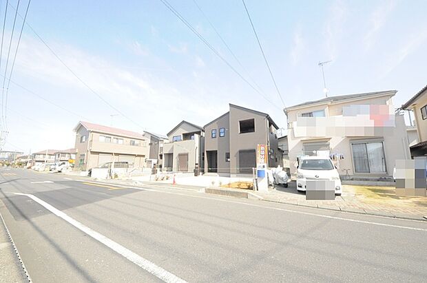 9m幅員の道路に面しておりお車の運転が苦手な方でも安心して出入りいただけます。