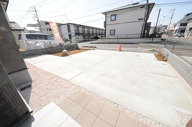 セカンドカーや来客時にも便利なカースペース2台分ございます。