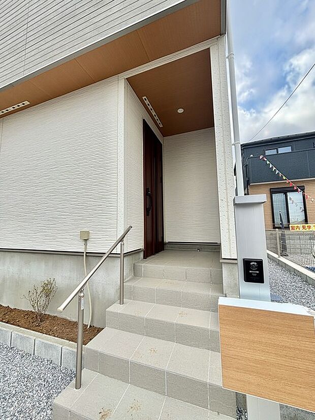 玄関はおうちの顔とも呼ばれる重要な場所!明るくスッキリと見える空間で住まう人を見送り、出迎えてくれます。