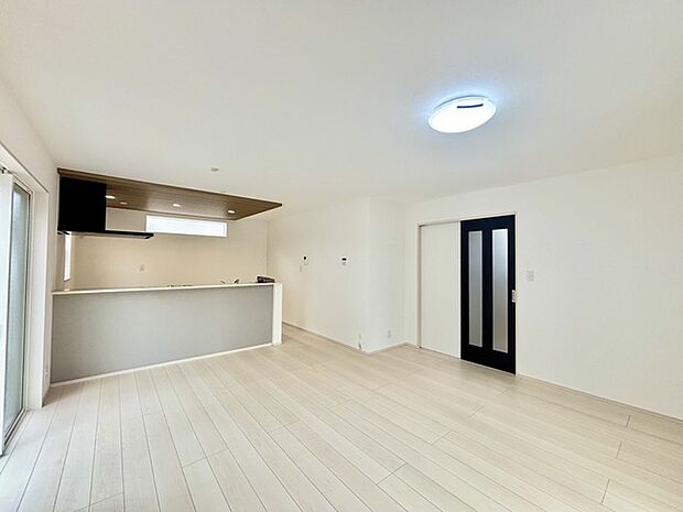 家族団欒のリビング。陽光差し込む食卓には家族の会話とスマイルが溢れます。いつまでもここで食卓を囲みたくなる、そう感じさせてくれるスペース。