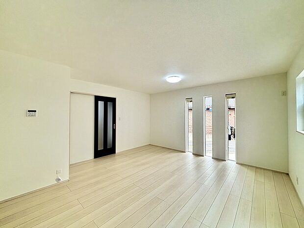 家族が一番集まる場所だから広々としつつも素敵な空間であって欲しい。皆がくつろぐリビングからキッチンまでが一つに繋がる空間。