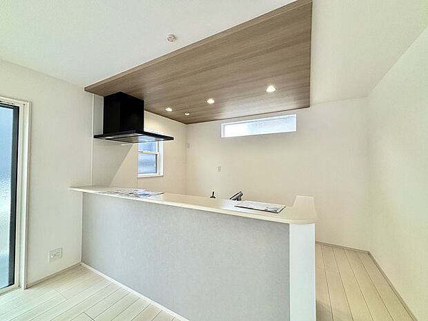 家族の集うリビングには色々な方向から光が差し込む設計に。家族のコミュニケーションが弾むスポットだから明るい雰囲気であってほしい。