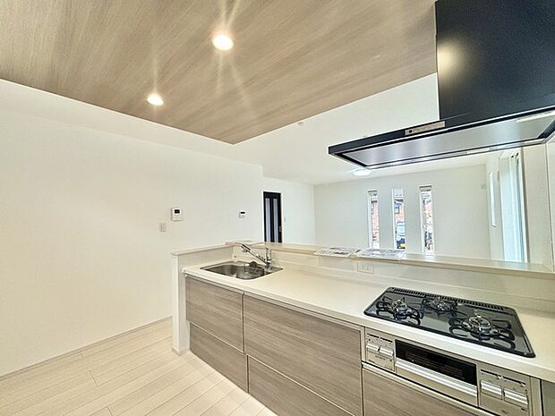 リビングにいる家族の顔が見渡せるカウンターキッチン。お料理もより一層おいしく、楽しく。食器棚を背面に設置しても十分な広さを確保しています。