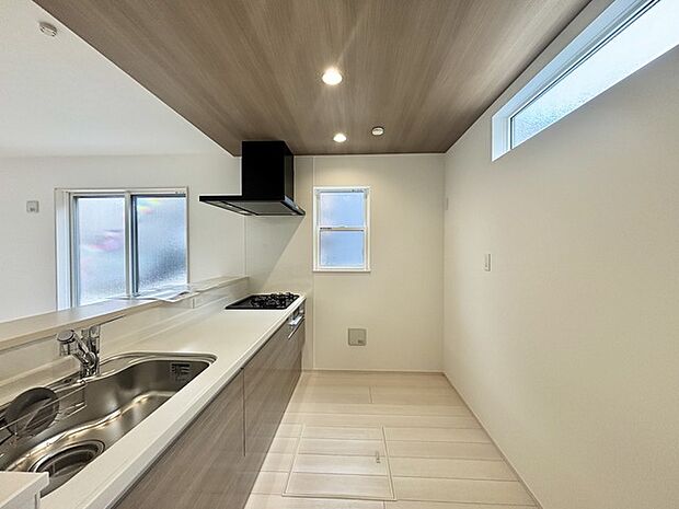 キッチンはオープンカフェスタイルだからリビングとの一体感はバッチリ。毎日のお料理時間も楽しくなりそうです。