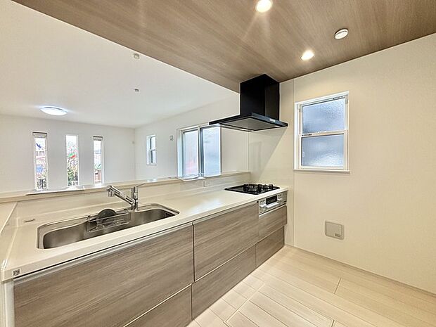 明るい光が降り注ぐ窓があるキッチンはお料理を作る時の気持ちもいつもより明るくなります。近くに窓があるので換気もしやすいですね。