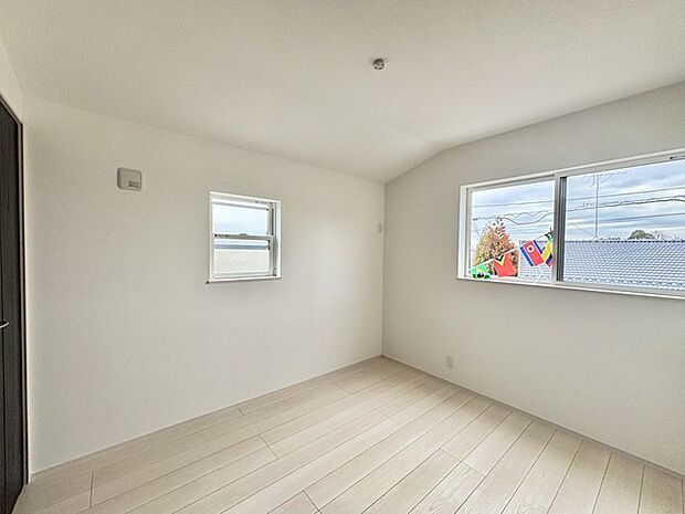 どんな家具にでも相性が良い清潔感ある白色調のクロスを採用。主張しすぎない配色、耐久性にも優れた床材は日々のメンテナンスも楽に、快適に過ごして頂けるよう考えられています。