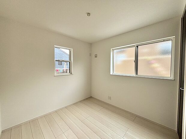 どんな家具にでも相性が良い清潔感ある白色調のクロスを採用。主張しすぎない配色、耐久性にも優れた床材は日々のメンテナンスも楽に、快適に過ごして頂けるよう考えられています。