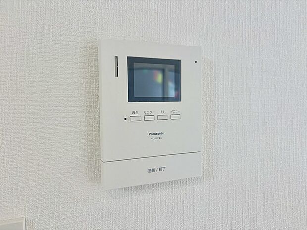 録画機能もあり、どのような人が何時に来訪されたのかが分かります。防犯上はもちろん、お届け物などの把握にも便利です。ライトが付いているので、夜間でも安心です。  