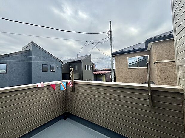 南側のお部屋から出入りできる、奥行きのあるワイドバルコニー。心地よい陽射しと暖かな風を楽しむことが出来ます。