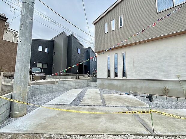 セカンドカーや来客時にも便利なカースペース2台分ございます。